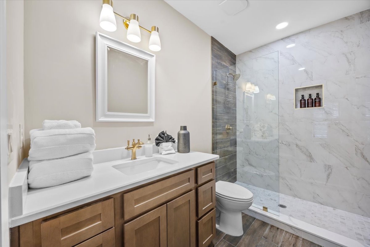 Marble bathroom with gold fixtures