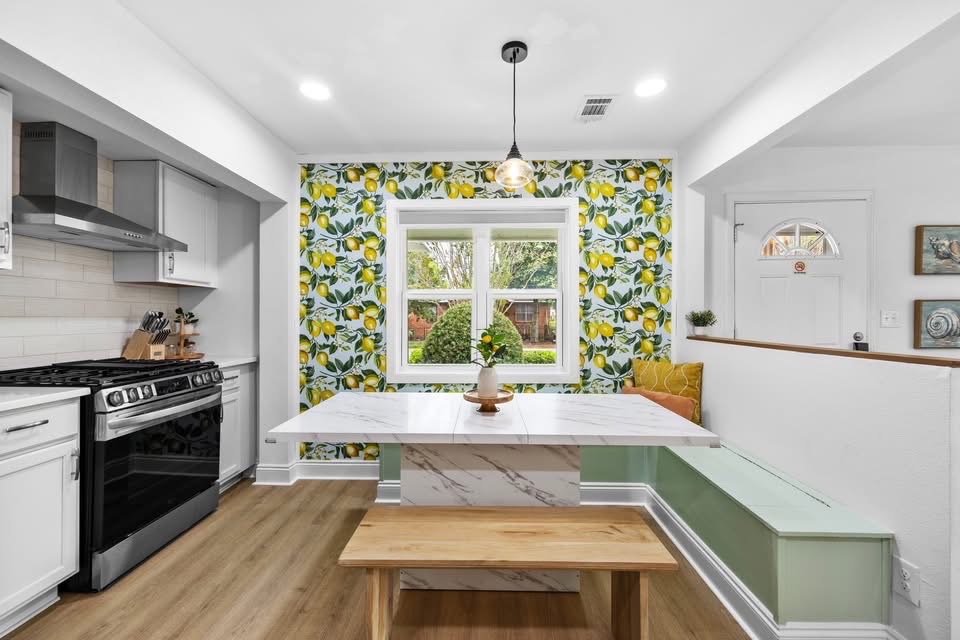 Marble breakfast nook with green banquette