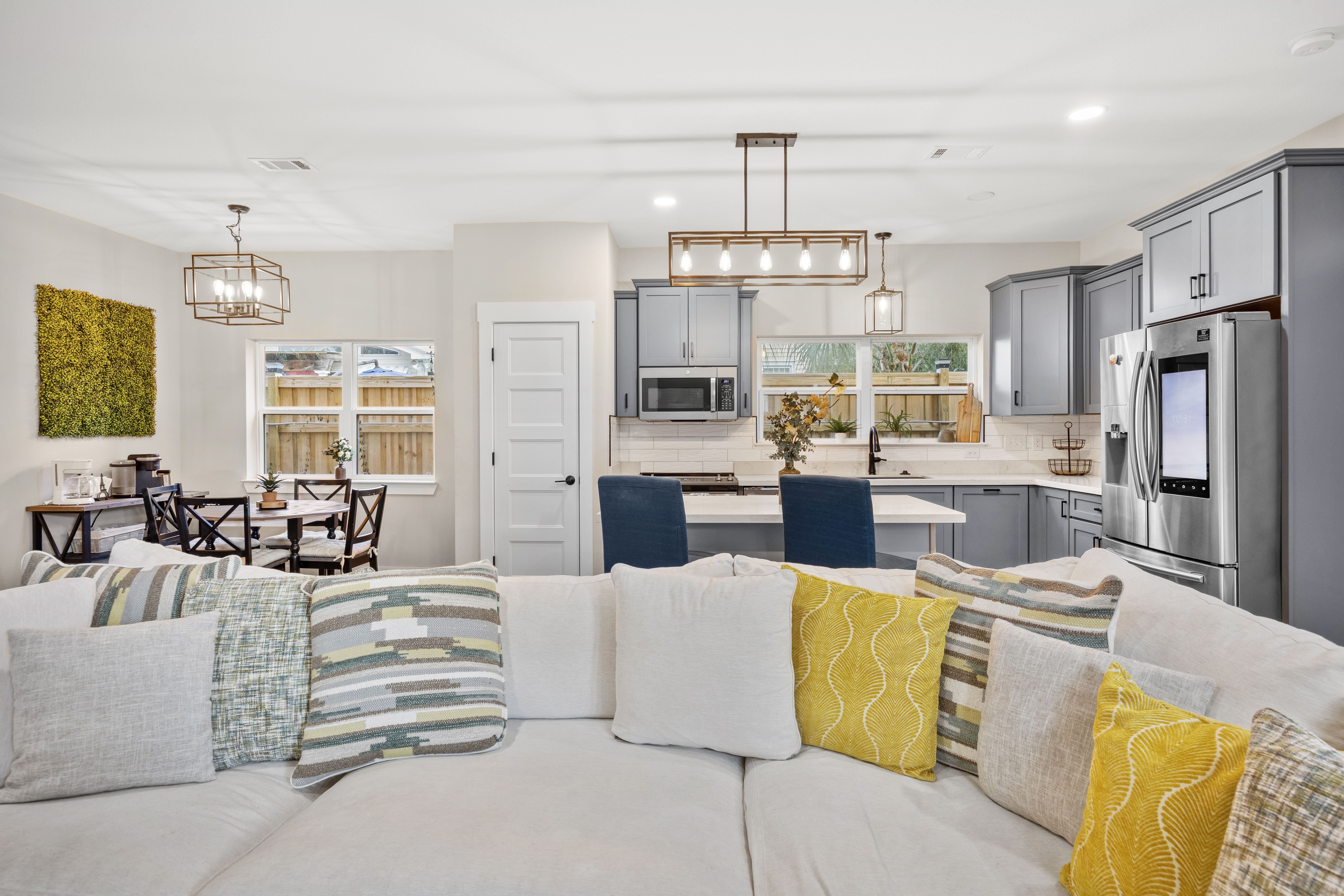 1520 E Gonzalez St — open living room and kitchen